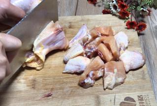 鸡，洗净剁成小块