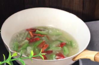 加入红椒，煮沸