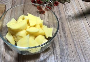 土豆去皮，洗净后切成小块备用