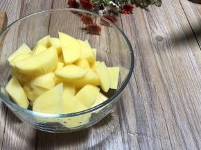 土豆去皮，洗净后切成小块备用
