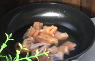 起锅注入适量清水，放入鸡块煮沸