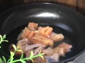 起锅注入适量清水，放入鸡块煮沸