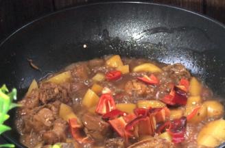 10分钟后打开锅盖，拌匀，加入红椒拌匀