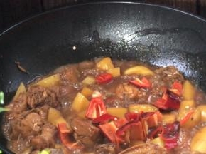 10分钟后打开锅盖，拌匀，加入红椒拌匀