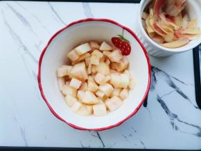 蜜桃用细盐搓洗掉表面的绒毛，去皮，皮不要扔掉，桃肉切小块，加入适量糖拌匀放冰箱腌制半小时以上备用。