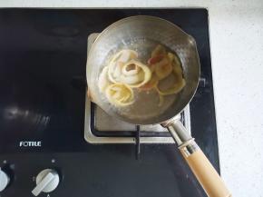 桃子皮放入小奶锅加一点清水小火煮10分钟左右放凉，盛出粉粉的汁水放凉备用。