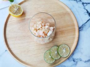 杯底部放入蜜好的桃肉块，