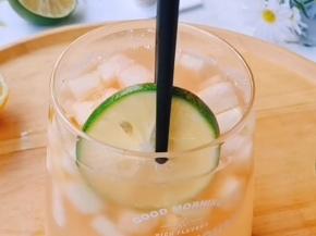 倒入气泡水，加入桃皮水，加青柠，