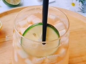倒入气泡水，加入桃皮水，加青柠，
