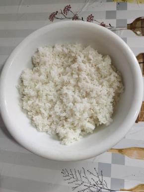 吃剩的米饭，放入无水无油的碗中，打散，晾凉！