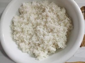 吃剩的米饭，放入无水无油的碗中，打散，晾凉！