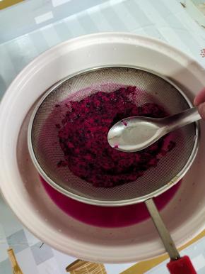 锅里放入一碗水，把火龙果去皮，用勺子碾碎，把火龙果汁儿，过滤出来！