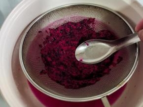 锅里放入一碗水，把火龙果去皮，用勺子碾碎，把火龙果汁儿，过滤出来！