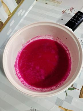 火龙果汁儿煮开，晾凉备用！