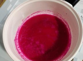 火龙果汁儿煮开，晾凉备用！