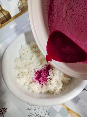 把晾凉的火龙果汁儿倒进晾凉的剩米饭中！（切记火龙果汁儿和剩米饭一定要晾凉哦，要不然做出来的米酒会发酸！）