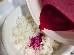 把晾凉的火龙果汁儿倒进晾凉的剩米饭中！（切记火龙果汁儿和剩米饭一定要晾凉哦，要不然做出来的米酒会发酸！）