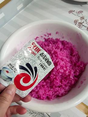 放入一袋安琪甜酒曲，抓拌均匀！