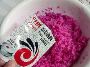 放入一袋安琪甜酒曲，抓拌均匀！