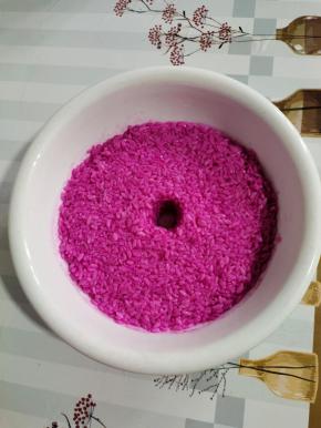 拌好的米饭，放在无油无水的容器中，按压紧实，中间掏一个洞，便于出酒！