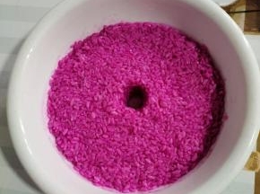 拌好的米饭，放在无油无水的容器中，按压紧实，中间掏一个洞，便于出酒！