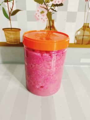 发酵好的火龙果甜酒酿，装在干净无油无水的容器中，放入冰箱冷藏保存即可！