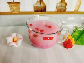 挖两勺火龙果甜酒酿，加入适量开水冲泡开，再放入几粒枸杞，开喝！这个甜度对我来说微甜刚刚好，如果喜欢甜一点的，也可以加入适量的白糖哦！