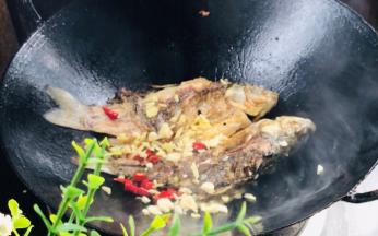 加入花椒粒和小米辣炸香