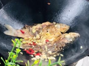加入花椒粒和小米辣炸香