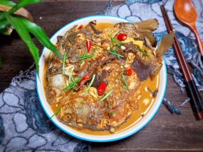 一道美味的家常炖鲫鱼就做好了