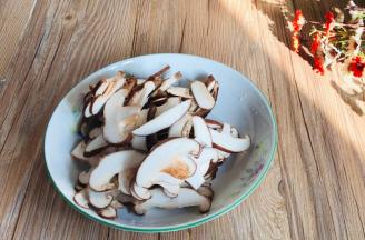 香菇洗净沥水，切成片备用