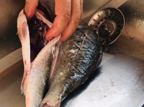 加盐和料酒，里外抹匀腌制20分钟