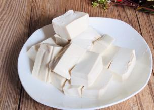 豆腐冲洗一下，切成小块备用