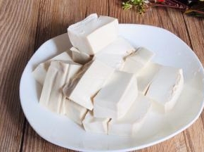 豆腐冲洗一下，切成小块备用
