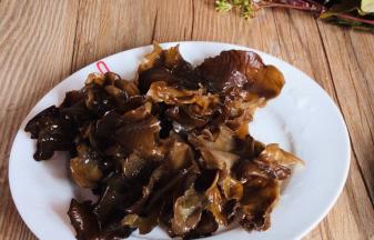 黑木耳提前泡发，洗净后撕成小块备用