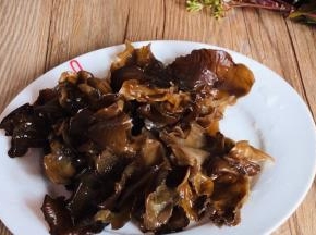 黑木耳提前泡发，洗净后撕成小块备用