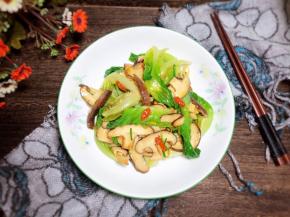 一道美味的生菜炒香菇就做好了