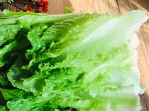 生菜摘洗干净，沥水备用
