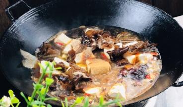 胡椒粉、十三香、盐煮沸后，盖上锅盖炖5分钟