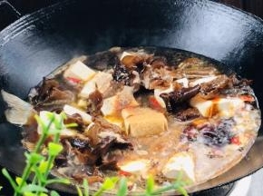 胡椒粉、十三香、盐煮沸后，盖上锅盖炖5分钟
