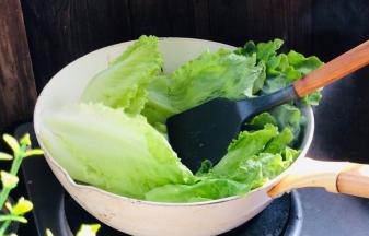 加入生菜，翻炒均匀至断生