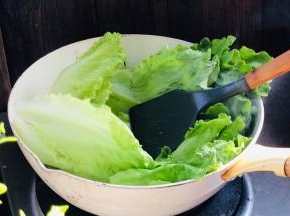 加入生菜，翻炒均匀至断生