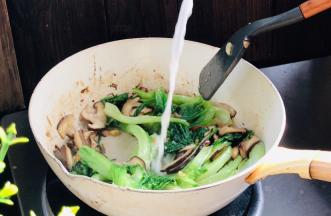 淋入淀粉水勾芡