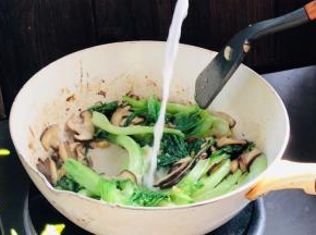 淋入淀粉水勾芡