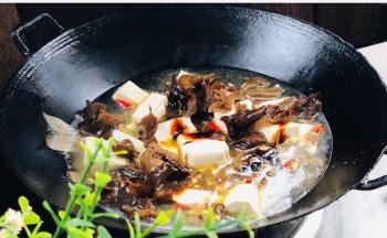 加入适量温水，加入老抽