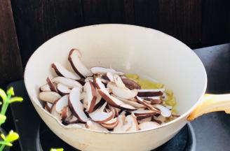 放入香菇，炒至变软