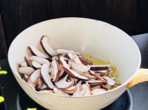 放入香菇，炒至变软