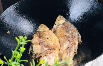 煎至出浓浓的香味，翻面，煎至两面金黄