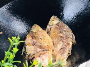 煎至出浓浓的香味，翻面，煎至两面金黄