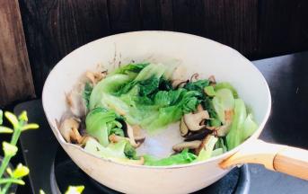 加盐，翻炒均匀